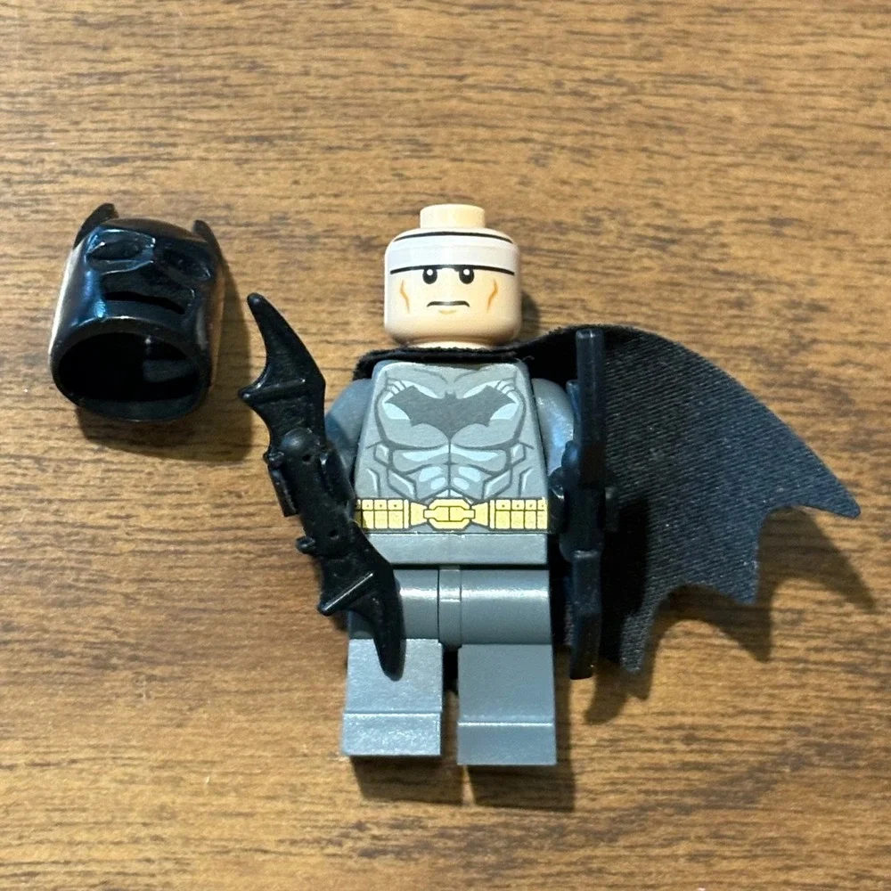 LEGO Batman Minifigure Modern Cowl Black Cape Batarang DC Super Heroes